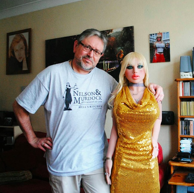 Dean Bevan merupakan pria yang hidup bersama puluhan boneka seksnya. Dia menyebut para boneka seksinya adalah kekasihnya. Foto: dok. Instagram/@deanabevan