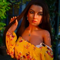 Salah satunya adalah boneka seks ini. Senyum manis, dan fitur wajahnya mirip seperti wanita asli. Foto: dok. Instagram/@deanabevan