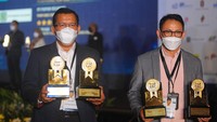 Direktur Utama PT Bank Tabungan Negara (Persero) Tbk. Haru Koesmahargyo menerima penghargaan The Most Committed GRC Leader 2021 didampingin Corporate Secretary Bank BTN Ari Kurniaman dalam ajang Top GRC Awards 2021 di Jakarta.