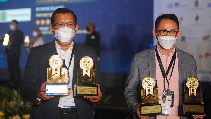 BTN Borong Penghargaan Bergengsi Direktur Utama PT Bank Tabungan Negara (Persero) Tbk. Haru Koesmahargyo menerima penghargaan The Most Committed GRC Leader 2021 didampingin Corporate Secretary Bank BTN Ari Kurniaman dalam ajang Top GRC Awards 2021 di Jakarta, Kamis (7/10). Selain penghargaan tersebut, Bank BTN juga meraih tiga penghargaan lain dengan kategori Top GRC 2021, The High Performing Board of Commissioners on GRC 2021, dan The High Performing Corporate Secretary on GRC 2021. Bank BTN berkomitmen akan terus mengutamakan penerapan prinsip prinsip Governance, Risk, & Compliance (GRC) di pengelolaan bisnisnya sejalan dengan target perseroan untuk menciptakan pertumbuhan yang berkelanjutan.