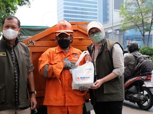 Bulog Bagi-bagi Ratusan Paket Sembako ke Pasukan Oranye di Jakarta