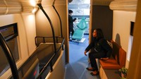 Sejumlah bus double decker itu dirombak menjadi tempat untuk berbagai pelayanan gratis bagi para tunawisma mulai dari klinik gigi hingga tempat mandi.