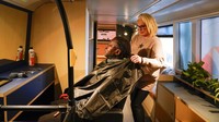 Selain itu, bus ini juga menyediakan fasilitas tempat cukur dan salon gratis bagi para tunawisma lho. Bagaimana menurut anda?