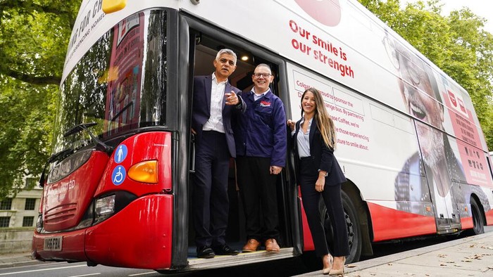 Bus Ini Disulap Jadi Klinik Gigi-Salon Gratis Bagi Tunawisma Sebuah bus double decker di Inggris dirombak menjadi klinik gigi hingga tempat cukur gratis bagi para tunawisma. Penasaran? Lihat yuk