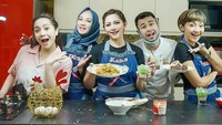 Rekan artis yang sempat mereka ajak untuk memasak bersama adalah Nagita Slavina dan Raffi Ahmad. Saat itu mereka memasak mie goreng. Foto: Instagram @dinalorenza1975