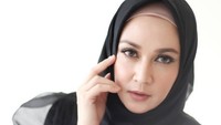 Seketika itu pula yang mendengar perkataan Dina Lorenza itu langsung tertawa. Mereka yang ada di ruangan itu langsung tertuju pada Dina Lorenza. Foto: dok instagram Dina Lorenza