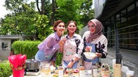 Begini penampilan ketiganya saat membuat konten memasak di YouTube. Ketiga sahabat ini masih tampil cantik dan eksis. Foto: Instagram @dinalorenza1975