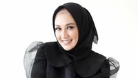 Dina Lorenza pun diledek sedang mencari jodoh. Melihat itu, Dina Lorenza langsung bertanya mengapa dirinya kembali disangkutpautkan dengan Ariel lagi. Foto: dok instagram Dina Lorenza