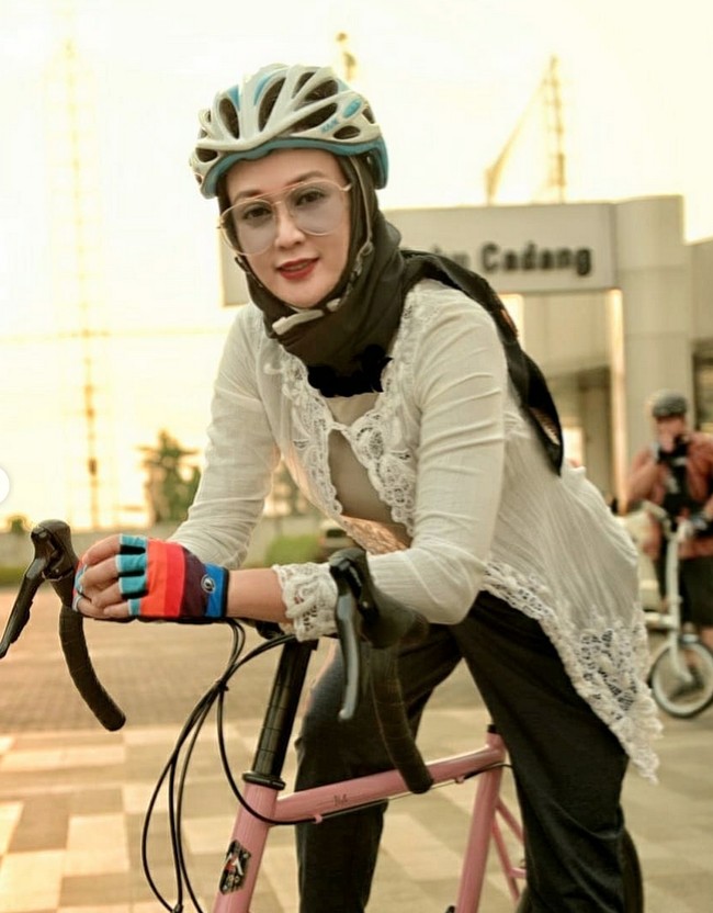 Sembari menikmati hidup sebagai seorang jomblo, Dina Lorenza menemukan hobi baru yang menyehatkan. Belakangan, ia doyan bersepeda. (Foto: Instagram/@dinalorenza1975)
