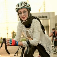 Sembari menikmati hidup sebagai seorang jomblo, Dina Lorenza menemukan hobi baru yang menyehatkan. Belakangan, ia doyan bersepeda. (Foto: Instagram/@dinalorenza1975)