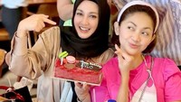Bersama teman-temannya, Dina tampak seru menikmati red velvet cake yang manis lembut. Foto: Instagram @dinalorenza1975