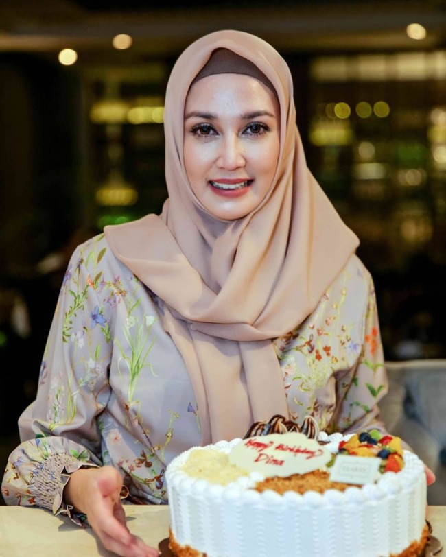 Ia pun eksis di Instagram dan memberikan update tentang kehidupannya di Instagram. (Foto: Instagram @dinalorenza1975)