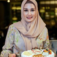 Ia pun eksis di Instagram dan memberikan update tentang kehidupannya di Instagram. (Foto: Instagram @dinalorenza1975)