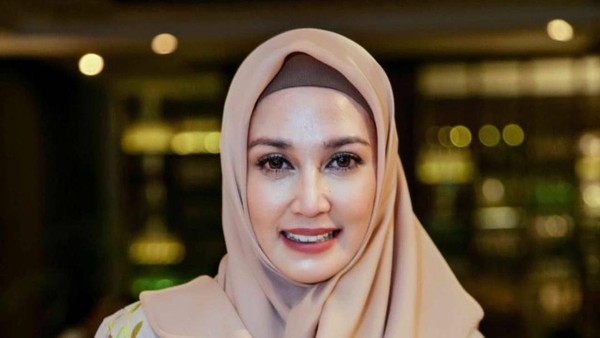 Dina Lorenza Dijodohkan dengan Ariel NOAH, Ternyata Ia Jago Masak