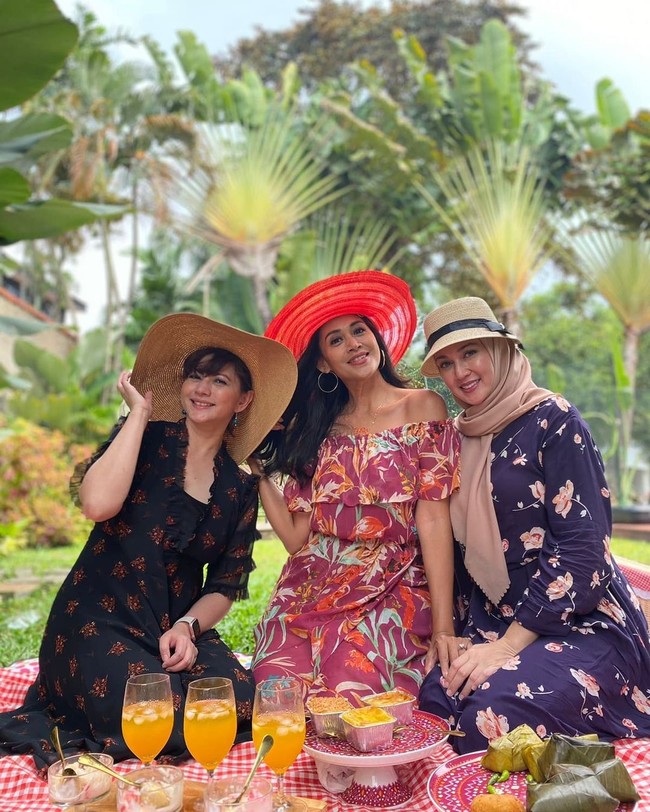 Unggahannya didominasi oleh foto-foto bersama sahabatnya. Tak ada foto-foto romantis dirinya dengan seorang pria karena memang perempuan yang memutuskan untuk berhijab pada 2010 ini sedang menjomblo. (Foto: Instagram/@dinalorenza1975)