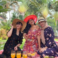 Unggahannya didominasi oleh foto-foto bersama sahabatnya. Tak ada foto-foto romantis dirinya dengan seorang pria karena memang perempuan yang memutuskan untuk berhijab pada 2010 ini sedang menjomblo. (Foto: Instagram/@dinalorenza1975)