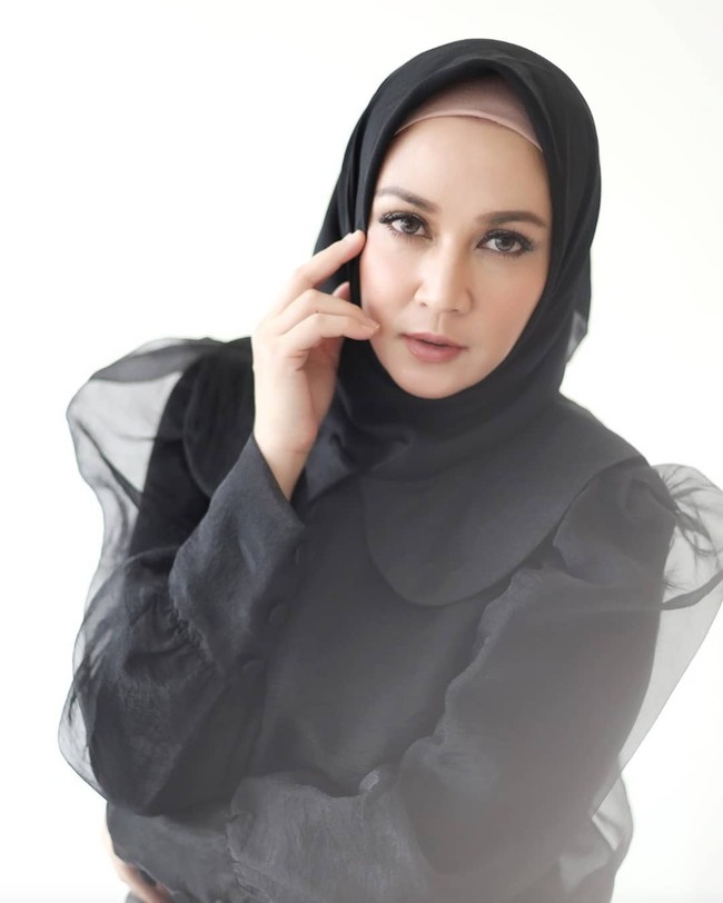 Lahir di Jakarta, 22 Mei 1975, Dina Lorenza mengawali kariernya di ranah persinetronan Indonesia pada era 1990-an. Meski tak semuda dulu, sosoknya masih menghiasi sejumlah sinetron hingga saat ini. (Foto: Instagram/@dinalorenza1975)