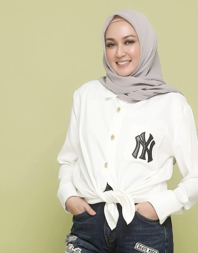 Setelah bercerai dari Gathan Saleh Hilabi pada 2018, Dina Lorenza yang sudah tiga kali menikah itu memutuskan untuk tak buru-buru mencari pendamping hidup baru. Belum, belum (ada niat nikah). Tunggu dulu, tarik napas dulu, kata Dina Lorenza pada awal Maret 2021 lalu seperti dikutip detikHOT ketika ditanya niatnya untuk kembali mencari suami. (Foto: Instagram/@dinalorenza1975)