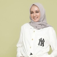 Setelah bercerai dari Gathan Saleh Hilabi pada 2018, Dina Lorenza yang sudah tiga kali menikah itu memutuskan untuk tak buru-buru mencari pendamping hidup baru. Belum, belum (ada niat nikah). Tunggu dulu, tarik napas dulu, kata Dina Lorenza pada awal Maret 2021 lalu seperti dikutip detikHOT ketika ditanya niatnya untuk kembali mencari suami. (Foto: Instagram/@dinalorenza1975)