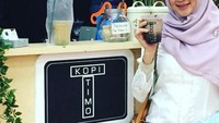 Momen Dina yang cantik juga terlihat saat dirinya menikmati es kopi susu dari salah satu gerai. Foto: Instagram @dinalorenza1975