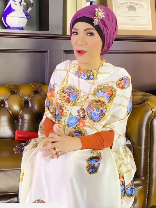 Selama kariernya di dunia hiburan, Dorce sudah memperoleh cukup banyak penghargaan. Dorce sempat mendapatkan book record Museum Record Indonesia (MURI) karena mampu merilis 9 album sekaligus dalam waktu 5 bulan. Foto: dok. Instagram Dorce Gamalama