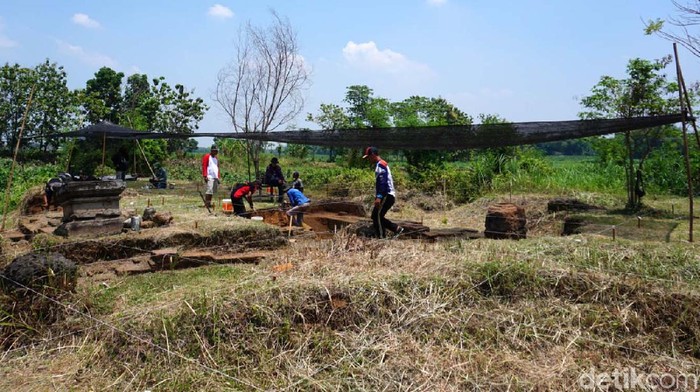 Ekskavasi Situs Watu Kucur, Tempat Pemujaan Zaman Majapahit Ekskavasi tengah dilakukan terhadap Situs Watu Kucur di Jombang, Jatim. Situs ini merupakan bangunan suci tempat pemujaan Dewa Siwa dan Dewi Parwati pada zaman Majapahit.