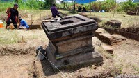 Arkeolog BPCB Jatim Muhammad Ichwan berpendapat, Situs Watu Kucur merupakan bangunan suci tempat pemujaan Dewa Siwa dan Dewi Parwati pada zaman Majapahit. Karena ditemukan sebuah batu yoni di situs ini. Batu tersebut mempunyai dimensi panjang 100 cm, lebar 100 cm dan tinggi 96,5 cm. Tepat di tengah bagian atas batu yoni terdapat lubang berukuran 25,5 x 25,5 cm. Lubang ini tempat memasang batu lingga. Hanya saja sampai saat ini batu lingga belum ditemukan.