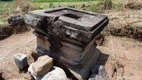 Dalam Agama Hindu aliran Siwa zaman Majapahit, batu lingga dan yoni ditempatkan di bangunan-bangunan suci untuk pemujaan. Batu lingga sebagai representasi Dewa Siwa, sedangkan yoni representasi Dewi Parwati. Lingga dan yoni menjadi lambang kesuburan pada zaman Majapahit.