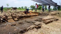 Dua bangunan yang sudah nampak membentang dari utara ke selatan sekitar 12 meter. Tebal struktur sekitar 85 cm dengan tinggi sekitar 45 cm. Di sekitarnya banyak susunan bata merah kuno yang menyerupai lantai.