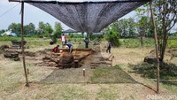 Sedangkan di sebelah barat struktur ini terdapat bangunan yang membujur dari timur ke barat sekitar 3,5 meter. Ketebalan struktur sekitar 85 cm dan tingginya sekitar 40 cm. Hanya saja bangunan purbakala ini sudah tidak utuh lagi.