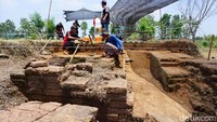 Struktur di Situs Watu Kucur dibuat menggunakan bata merah kuno yang masing-masing berukuran 34x24x9 cm. Menurut Ichwan, situs ini diduga peninggalan zaman Majapahit. Karena bata-bata penyusun strukturnya mirip dengan bata pada situs-situs Majapahit di Trowulan, Mojokerto. Situs peninggalan Majapahit biasa memakai bata merah yang panjangnya 32-34 cm, lebarnya 22-24 cm, tebalnya 7-9 cm. Namun, arkeolog BPCB Jatim masih meneliti lebih lanjut tahun pembangunan situs purbakala ini.