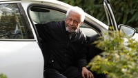 Sebelumnya, ia merupakan Profesor Sastra Inggris dan Pascakolonial di University of Kent, Canterbury, hingga pensiun baru-baru ini.