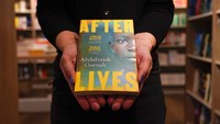 Novel-novelnya melompat dari deskripsi stereotipe dan membuka pandangan kita ke Afrika Timur yang beragam secara budaya, namun belum dikenal banyak orang di bagian lain dunia, lanjut penyelenggara Nobel.