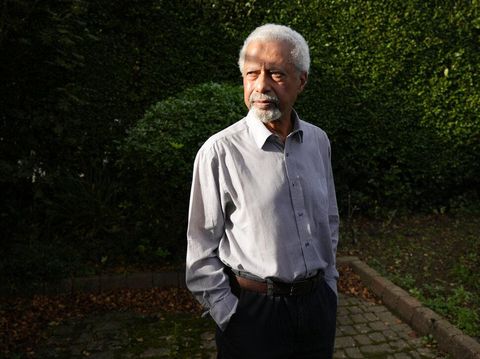 Penulis Tanzania Abdulrazak Gurnah dinyatakan merain nobel sastra, Kamis (7/10). Ia yang mengungsi ke Inggris tahun 1968 itu tidak dapat menyembunyikan rasa sukacitanya.