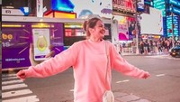 Enzy Storia saat ini justru dikabarkan menjalin asmara dengan Omar Daniel. Foto: Instagram Enzy Storia
