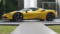 Mobil ini hadir dengan basis yang sama dengan SF90 Stadale yang pernah Ferrari Indonesia rilis di Maret 2021. Mesinnya pun sama, yaitu mesin V8 dengan twin turbo yang bisa menggelontorkan tenaga sebesar 720 HP hybrid. Foto: Muhammad Hafizh Gemilang