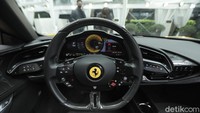 “Eyes on the road, hands on the steering wheel”, kata Ferrari. Sehingga mereka membuat mobil ini sangat praktis untuk dikendarai, tanpa perlu banyak gangguan dari tombol yang menjelimet di area dashboard. Foto: Muhammad Hafizh Gemilang