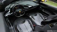 Interior dari SF90 Spider dan Stradale pun sama. Tombol fisik digantikan dengan panel sentuh, yang membuat mobil ini kian menyenangkan untuk dikendarai. Foto: Muhammad Hafizh Gemilang