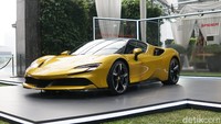 Di pasar global, Ferrari sebetulnya sudah merilis SF90 Spider ini sejak November 2020 dan di pasar Malaysia sejak Juni 2021. Namun Indonesia baru kebagian SF90 Spider di awal Oktober ini. Foto: Muhammad Hafizh Gemilang