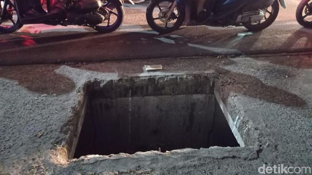 Gorong-gorong tanpa penutup di Jalan Margonda Raya, Depok