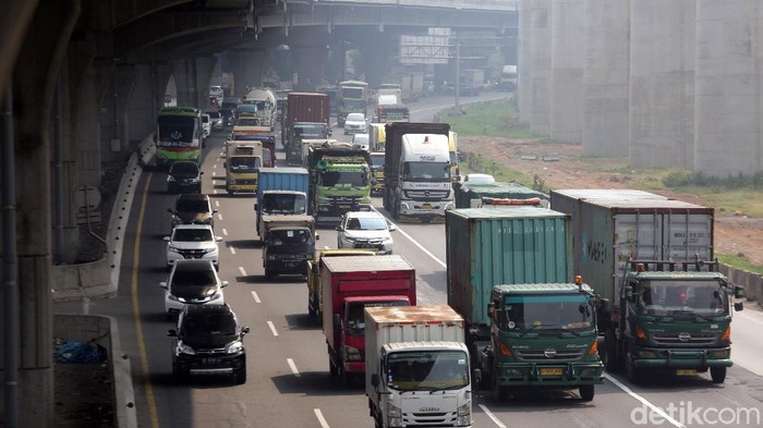 Lalu lintas di Jalan Tol Jakarta-Cikampek (Japek) ramai meski masih pandemi. PT Jasa Marga (Persero) Tbk bahkan mencatat volume lalu lintas di tol itu meningkat