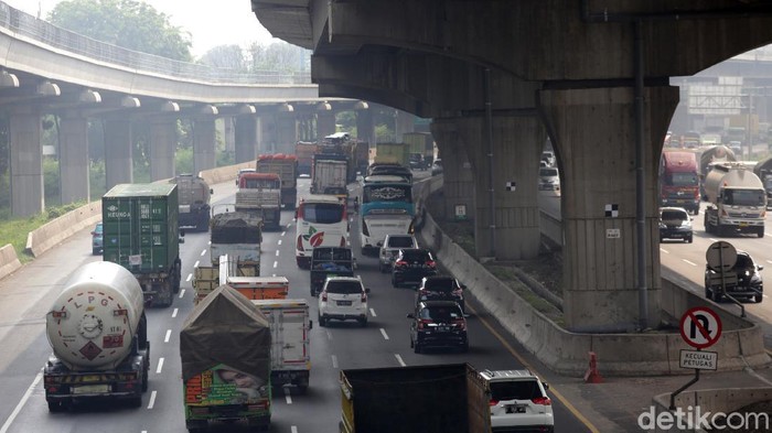 Lalu lintas di Jalan Tol Jakarta-Cikampek (Japek) ramai meski masih pandemi. PT Jasa Marga (Persero) Tbk bahkan mencatat volume lalu lintas di tol itu meningkat