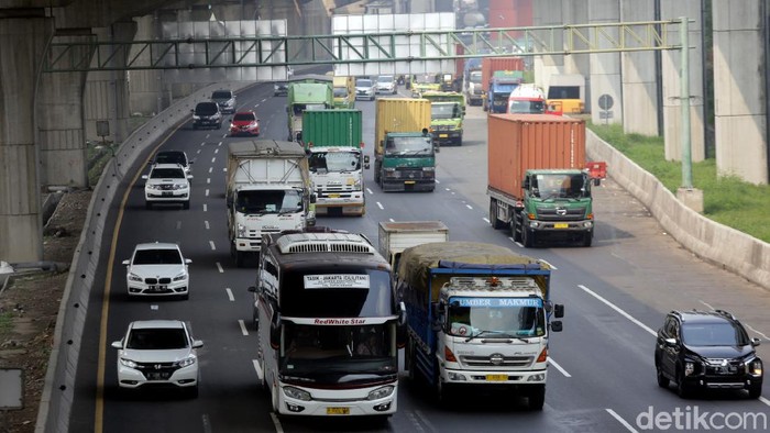 Lalu lintas di Jalan Tol Jakarta-Cikampek (Japek) ramai meski masih pandemi. PT Jasa Marga (Persero) Tbk bahkan mencatat volume lalu lintas di tol itu meningkat