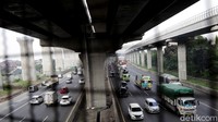 Sejumlah kendaraan melintasi jalan Tol Jakarta-Cikampek (Japek), Bekasi, Jumat (8/10/2021).
