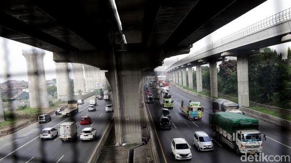 Hiruk Pikuk Lalu Lintas di Tol Japek