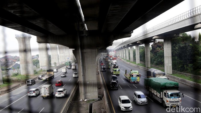 Hiruk Pikuk Lalu Lintas di Tol Japek Lalu lintas di Jalan Tol Jakarta-Cikampek (Japek) ramai meski masih pandemi. PT Jasa Marga (Persero) Tbk bahkan mencatat volume lalu lintas di tol itu meningkat