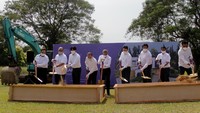 Jajaran direksi Vasanta Group dan Mitsubishi Corporation saat mengikuti acara Groundbreaking yang diteruskan dengan pengerjaan tanah yang berlangsung di area lokasi site klaster The Grove. Harga yang dipasarkan mulai dari Rp 1,3 milyar sampai dengan Rp 3,4 milyar, menjadikan Shila at Sawangan proyek yang premium di wilayah Sawangan.