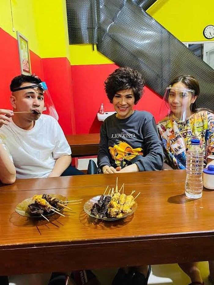 Ini Momen Dorce Gamalama Saat Makan Sate Bareng Raffi Ahmad Ini Momen Dorce Gamalama Saat Makan Sate Bareng Raffi Ahmad