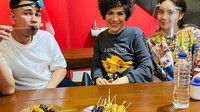 Akrab dipanggil Bunda Dorce, beliau memang terkenal dekat dengan Raffi Ahmad hingga Nagita Slavina. Bahkan ia sampai melamar pekerjaan menjadi supir pribadi mereka. Ini momen mereka bertiga saat santap sate bersama. Foto: Instagram