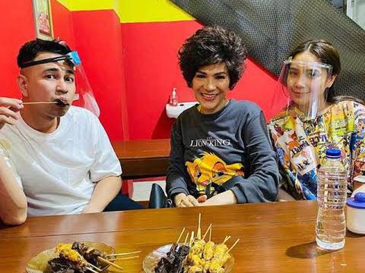 Ini Momen Dorce Gamalama Saat Makan Sate Bareng Raffi Ahmad
